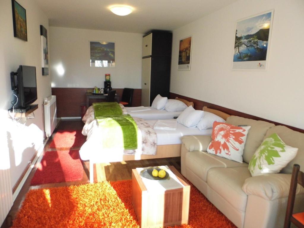 Apartments And Rooms Trsje ซาเกร็บ ภายนอก รูปภาพ